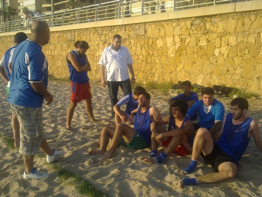 لاعبون في فريق كرة القدم الشاطئية في نادي الأهلي الخيام