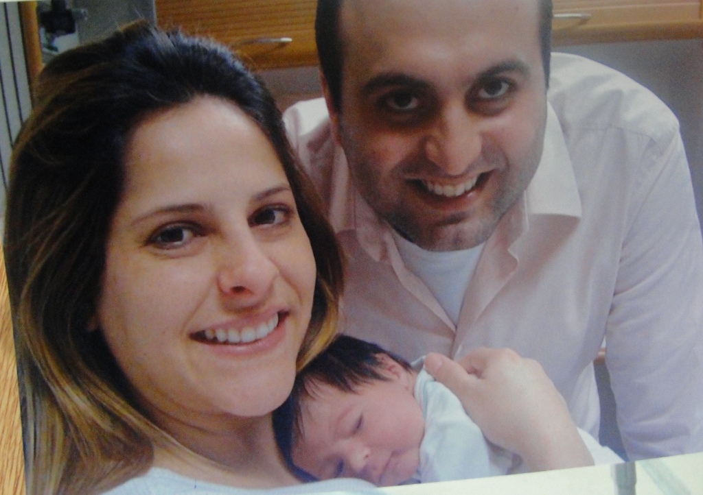 الدكتور إحسان محسن شكر وزوجته الدكتورة ميريانا ومولودهما الجديد كريم