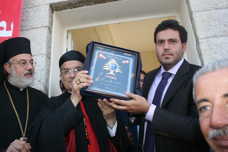 المطران مار بشارة بطرس الراعي مكرماً من رئيس بلدية بلاط