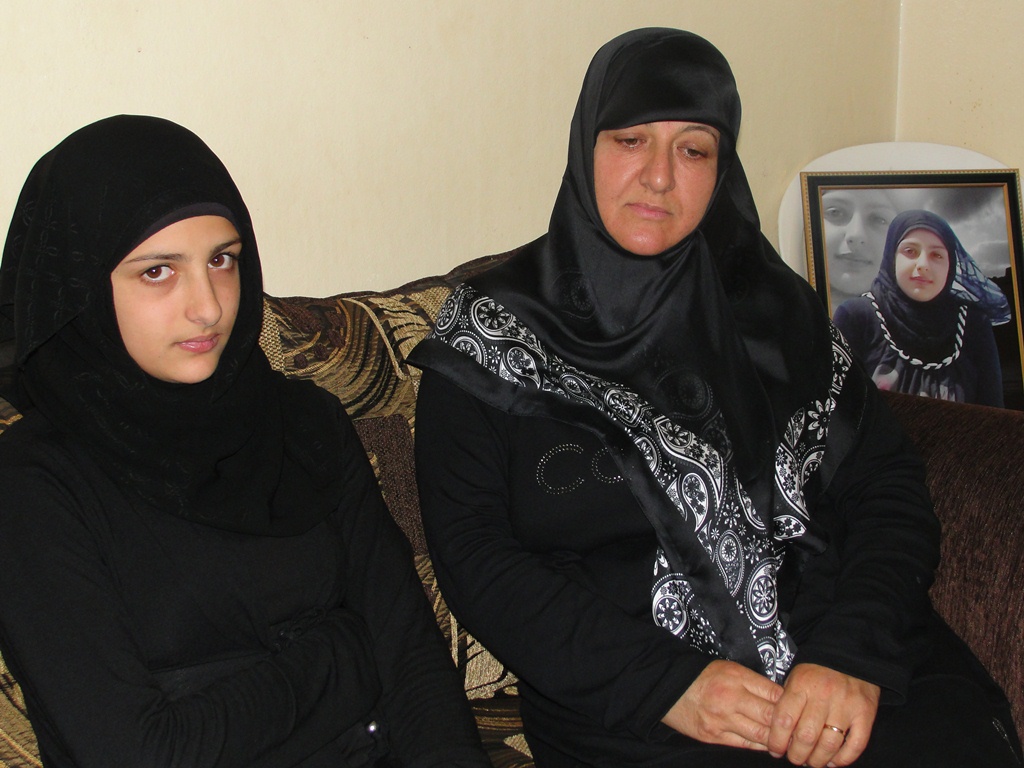 والدة عُلا وشقيقتها التوأم