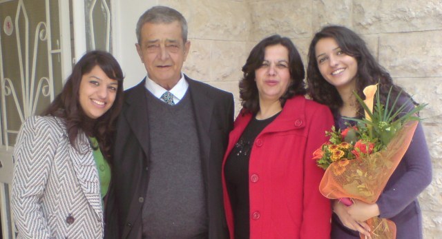 الدكتور حليم القسيس وأم سلام وابنتاهما المهندستان كارلا وريفا