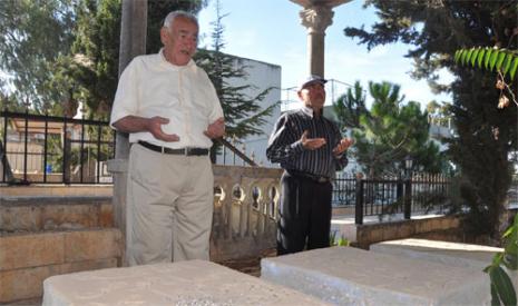 مجزرة حولا: أقيم نصب ولوحة تذكاريان عند مقابر الشهداء (حسن بحسون)