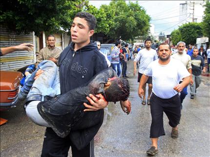 شاب يحمل علي الشربيني الذي قُتل في الاشتباكات (أ ب)