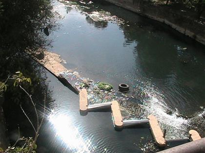 مياه النهر سوداء داكنة بسبب التلوث