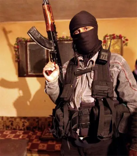 أحد عناصر «الجيش السوري الحرّ» في وادي خالد (الأخبار)