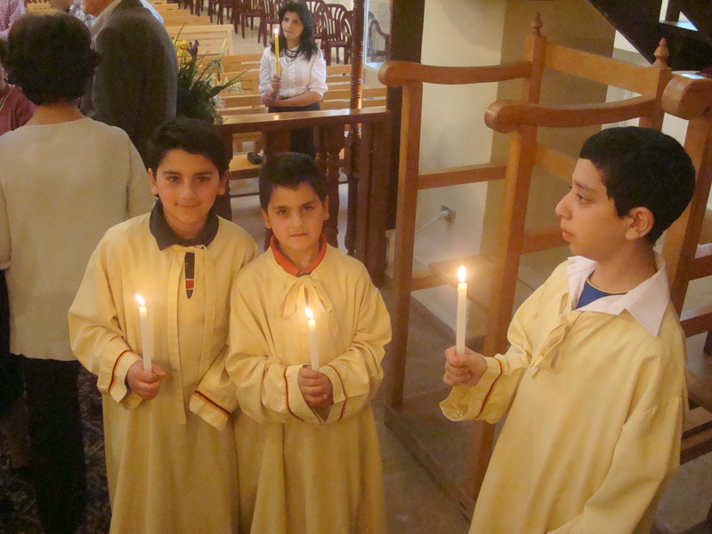 DSC00186-foto george achy - اطفال بحملون الشموع في قداس اثنين الباعوث في مرجعيون