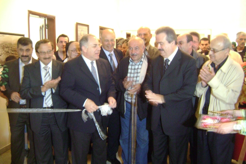 النائب جابر والسفير خوري يقصّان شريط الافتتاح في معرض الصور في المركز