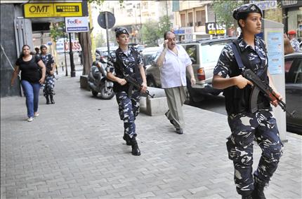 دورية نسائية لقوى الأمن الداخلي تجول أمس، للمرة الأولى، في شارع مار الياس في العاصمة (مصطفى جمال الدين)