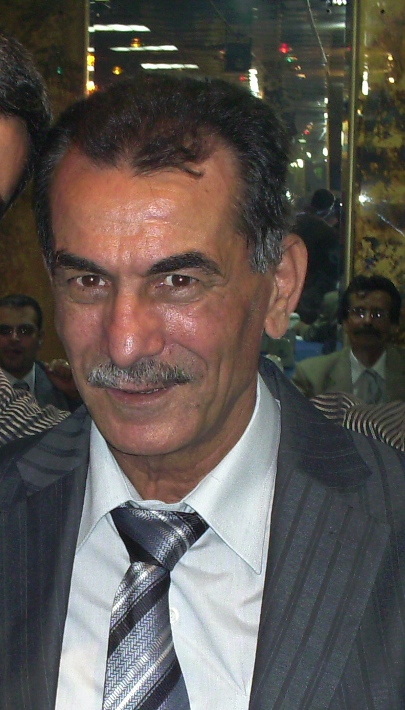الكاتب عدنان اسماعيل