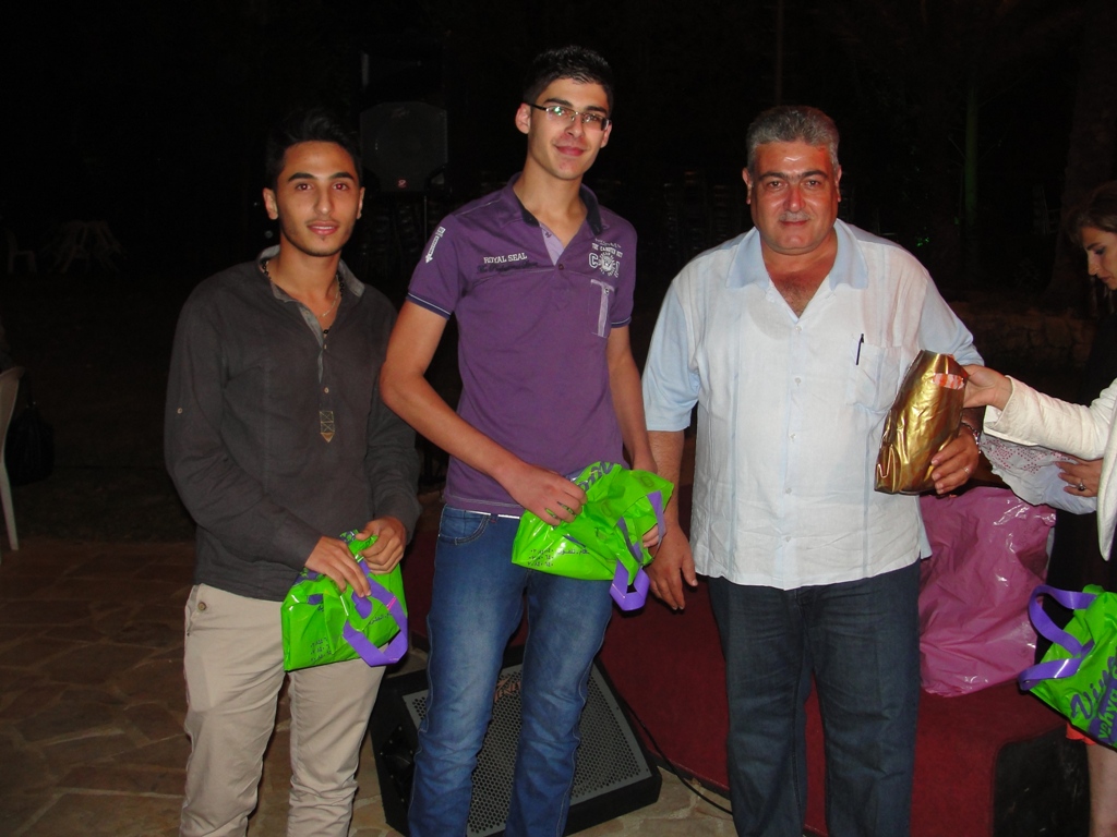المهندس محمد رضا عبدالله يقدّم الهدايا للطلاب الناجحين بإسم بلدية الخيام