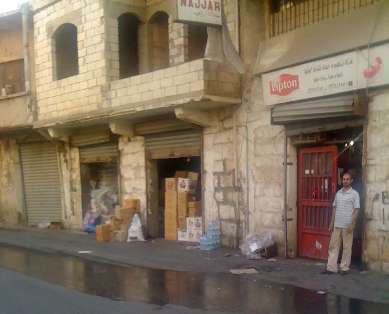 مياه آسنة (صرف صحي)،  تنبع من أحد الريكارات صيفاً شتاءً لتفيض بخيراتها في هذا الشارع
