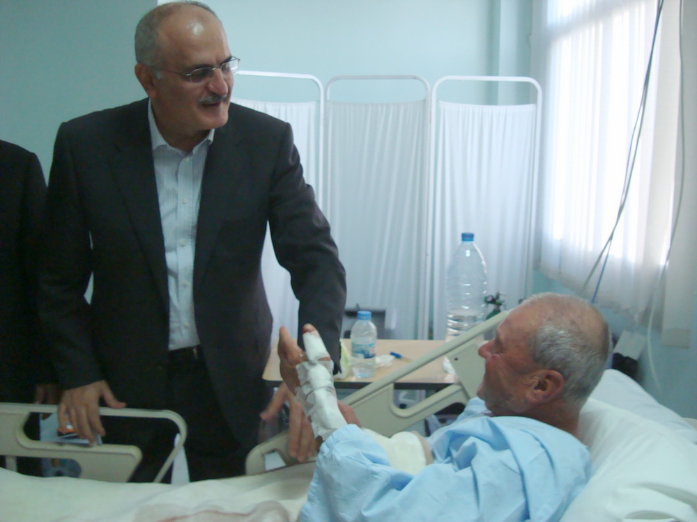 الوزير خليل عاد احدالمرضى في قسم العناية الفائقة في مستشفى بنت جبيل الحكومي