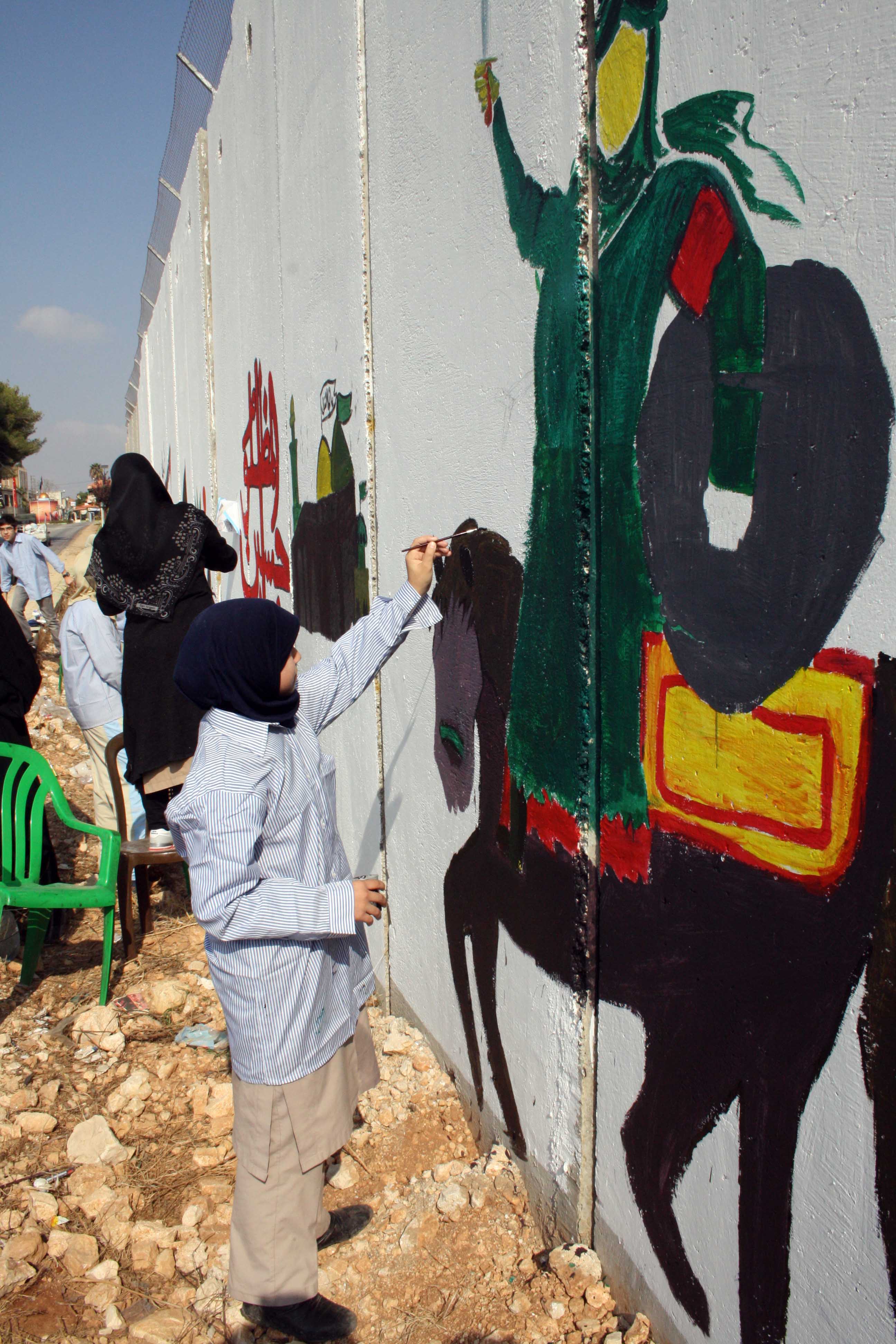 رسومات لمدرسة عيسى بن مريم على الجدار الفاصل  من وحي عاشوراء