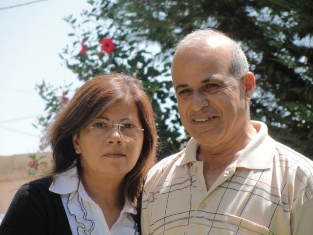 غالب عياش والسيدة عقيلته في حديقة منزلهما في الخيام - أرشيف