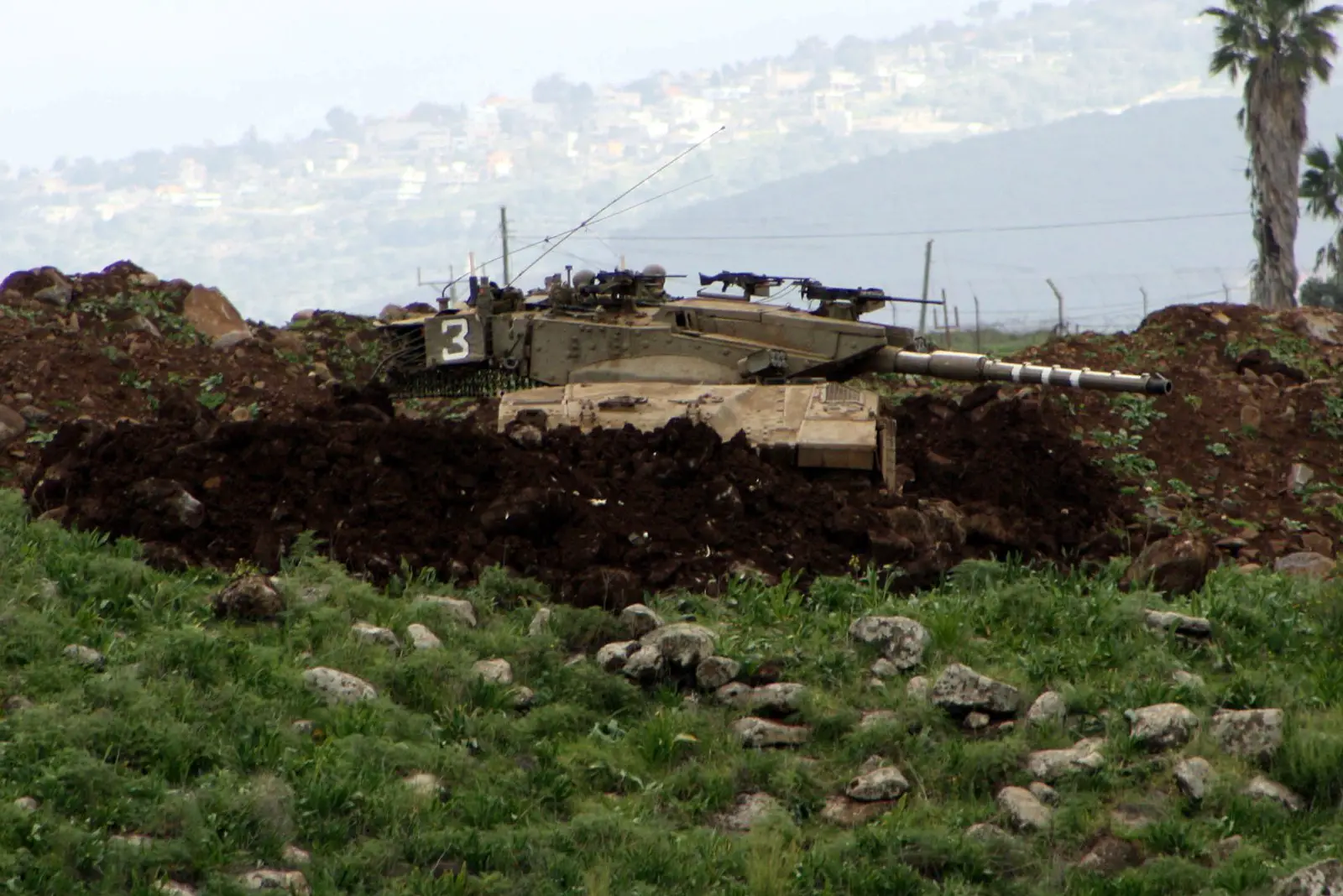 قوات الاحتلال الاسرائيلي تشق طريقاً يصل إلى أطراف منتزهات الوزاني