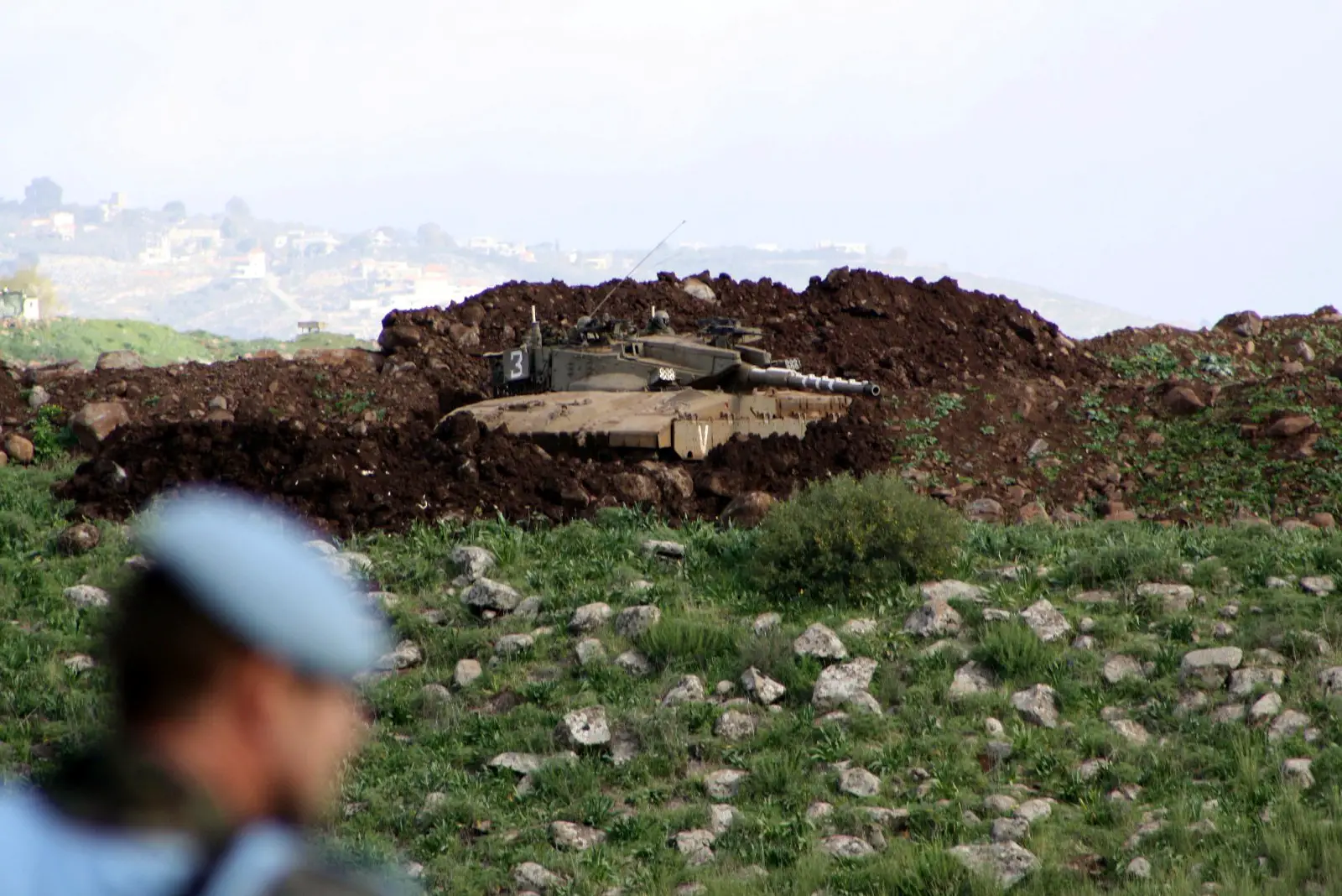 قوات الاحتلال الاسرائيلي تشق طريقاً يصل إلى أطراف منتزهات الوزاني