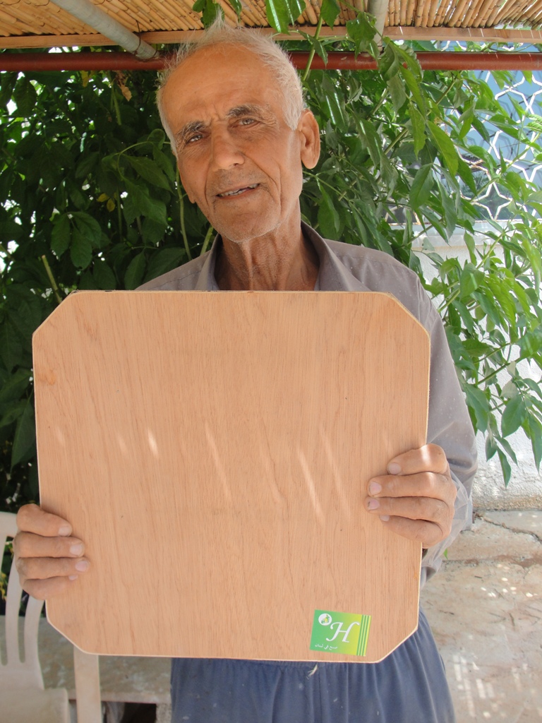 علي عبد الحسن مهدي: القطعة الخشبية مأخوذة من لوح من الخشب المعاكس مستوردة من الخارج