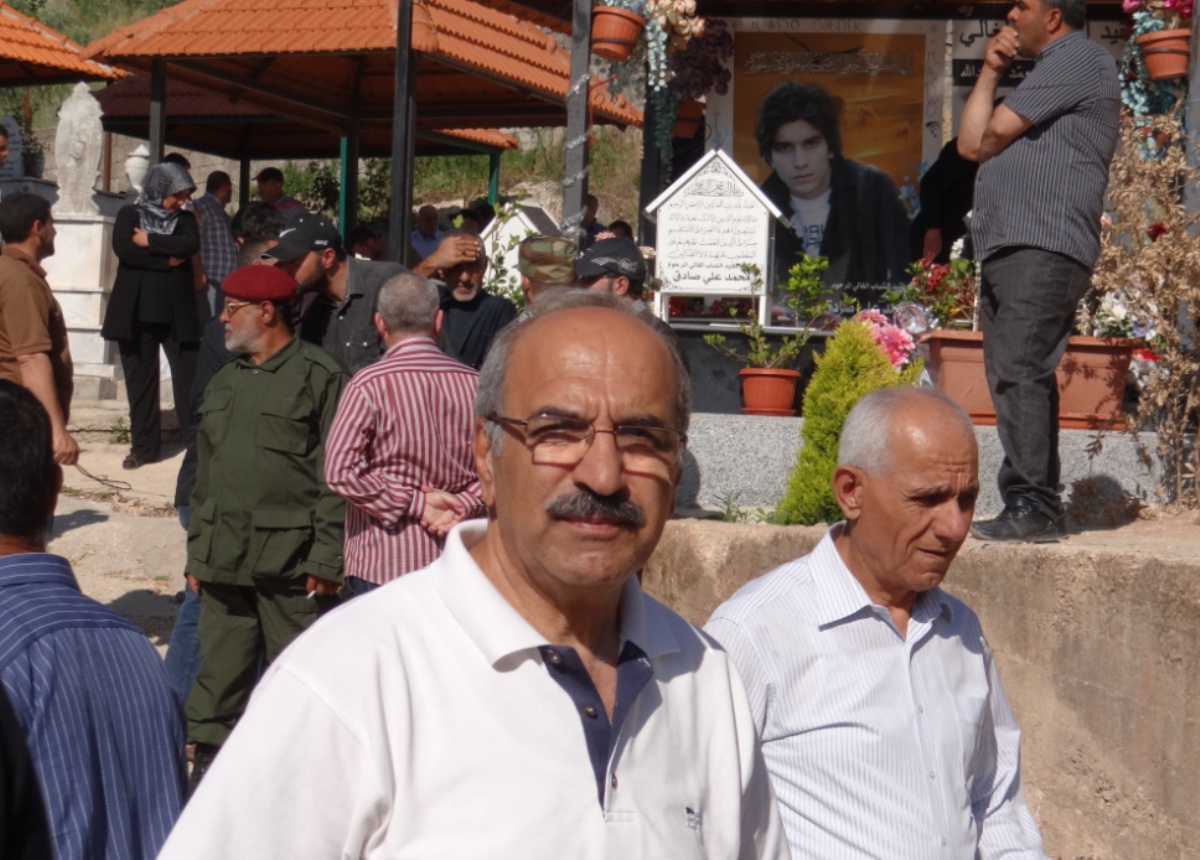 الكاتب أمين الشيخ علي خلال تشييع الشهيد أحمد خريس