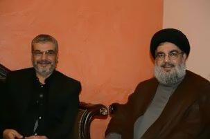 السيد حسن نصرالله بجانب أخيه “جهاد الحسيني” المسؤول في حركة أمل