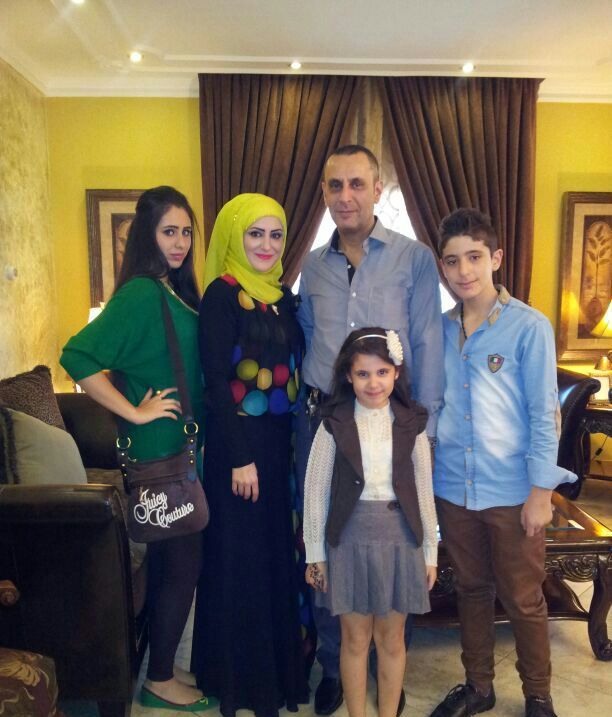 نادين علي القاعوري مع والديها وشقيقيها حسين ورينا