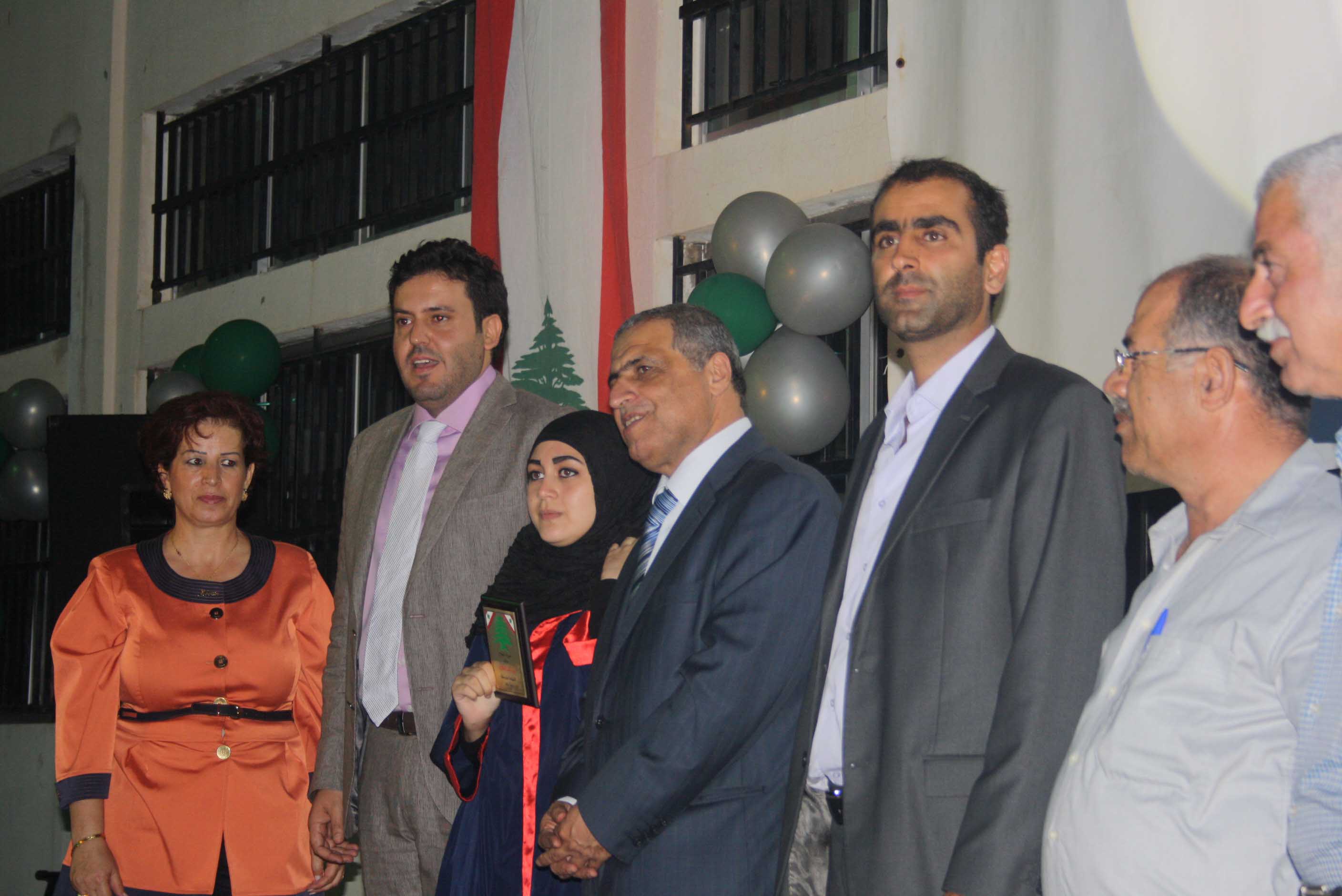 النائب قاسم هاشم ورئيس البلدية علي غالب رمضان في تكريم الطلاب