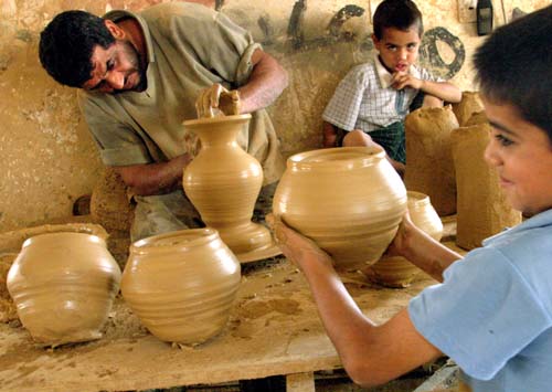 صناعة الفخار.. ازدهرت عقودا طوال القرن الماضي