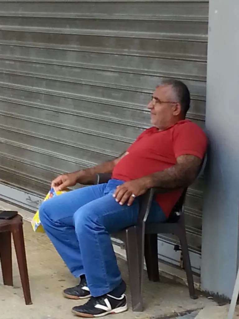 حقّ للحاج  عباس أبوعبّاس أن يرتاح بعد سنين الكدّ والتعب، وقد بلغ منه العمر والشيب مبلغهما