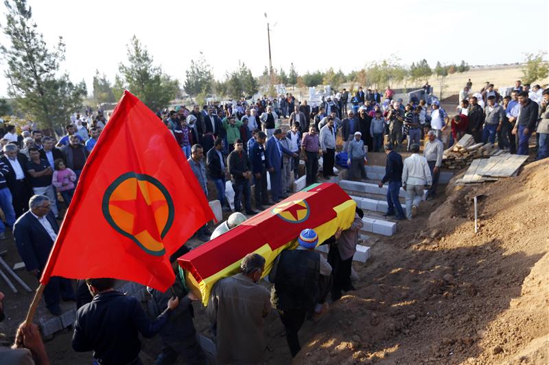 اكراد يشيعون في تركيا امس الاول احد قتلى الاشتباكات في عين العرب (رويترز)