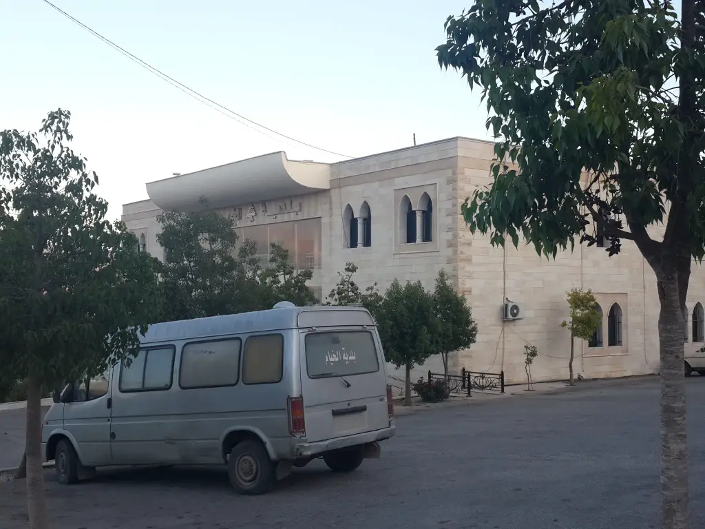 تطبيق القوانين في الخيام يجب أن ينطلق من القصر البلدي.. والسيارات معرضة للحوادث، فعلى من تلقى المسؤولية؟