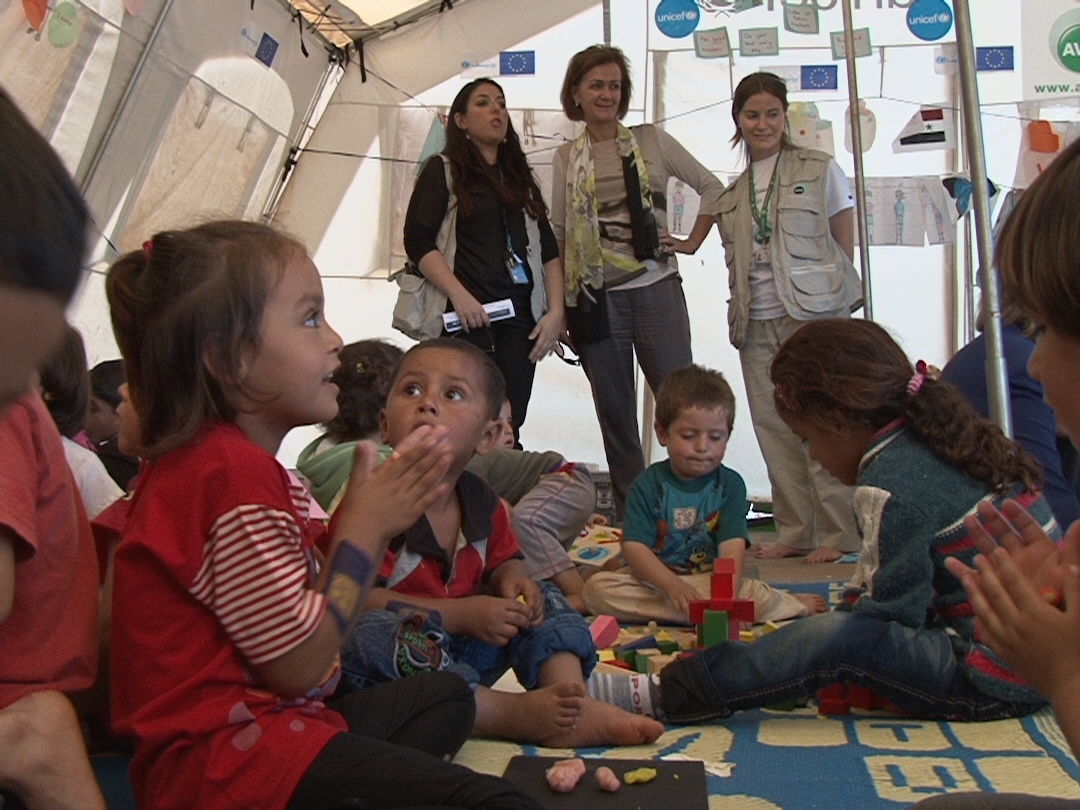 وتتفقد الاطفال السوريين في إحدى خيم المخصصة للتعليم