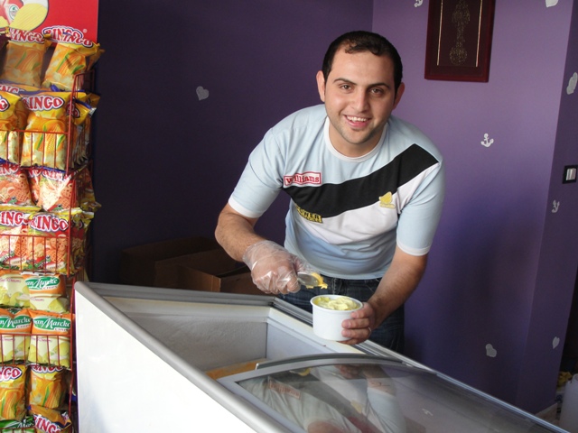 حسين الأمين في كافيتيريا الساحة، حيث اشتهر بفضل المثلجات اللذيذة التي كان يقدّمها. لكنه لم يصمد طويلاً في المحل لأن الإقبال على المثلجات 