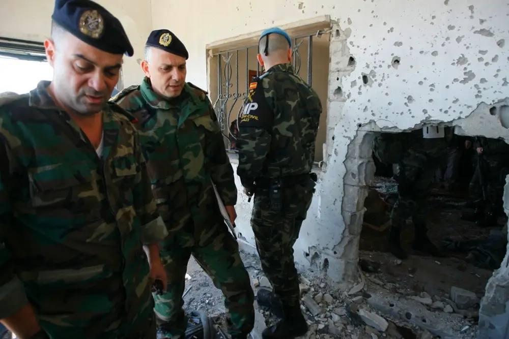 الجيش واليونيفيل يعانيان الفجوة التي احدثتها قذيفة العدو في منزل في كفركلا