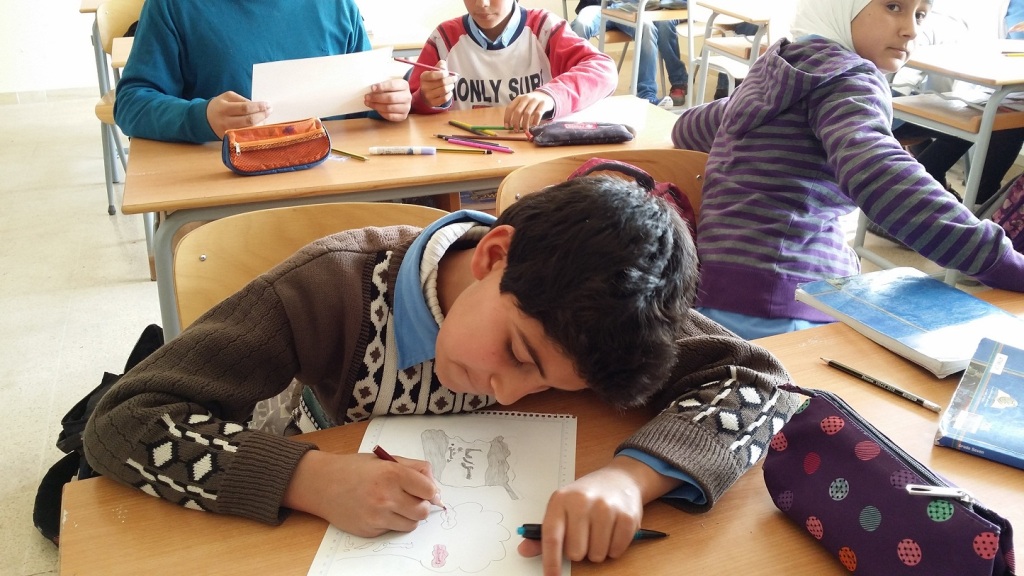 طلاب سوريون يشاركون في مسابقة الرسم في أحد مدارس البقاع لبنان