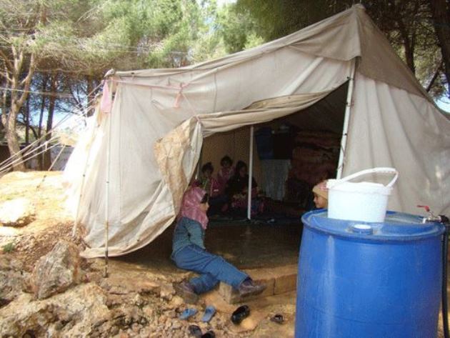 مخيم مرج الخوخ للنازحين يغرق بالمخاطر البيئية ـ الصحية