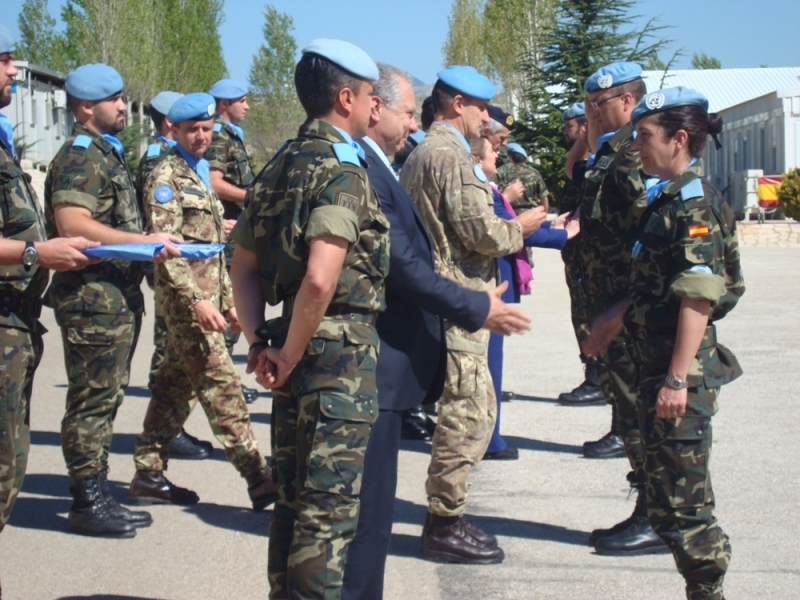 الجنرال سيرّا يقلد ضباط الوحدة الأسبانية – الصربية وسام السلام -  صورة مايا العشي – مرجعيون