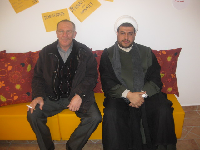 الحاج خطّار غلى جانب الشيخ محمد قانصو في زيارته للجالية الخيامية في برلين