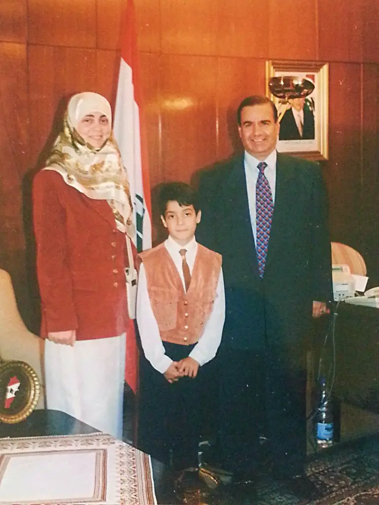 صورة  تذكارية اخذت في السفارة اللبنانية في بلغاريا ابان فترة حكم الرئيس أميل لحود