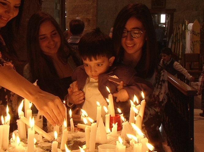 كبارا وصغارا يشركون في إحياء عيد مار جرجس في القليعة مؤمنون يضيئون الشموع إيفاء للنذور وأخذ البركة