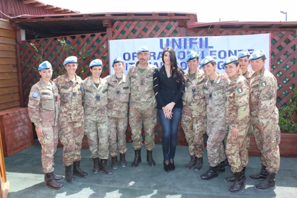ملكة جمال لبنان كارين غراوي زارت اليونيفيل في الجنوب