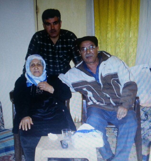 المربّي أبو علي حسين علي وهبي مع والدته وشقيقه الحاج أسعد