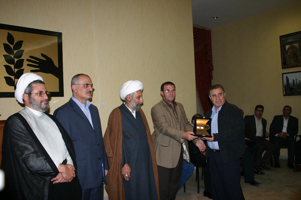 الكاتب خليل ابوعباس مكرماً من بلدته