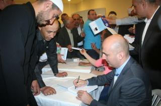 النقيب الدكتور رواد غالب سليقا يوقع كتابه \