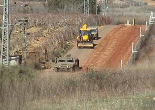 دورية لقوات الاحتلال بمحاذاة السياج الحدودي