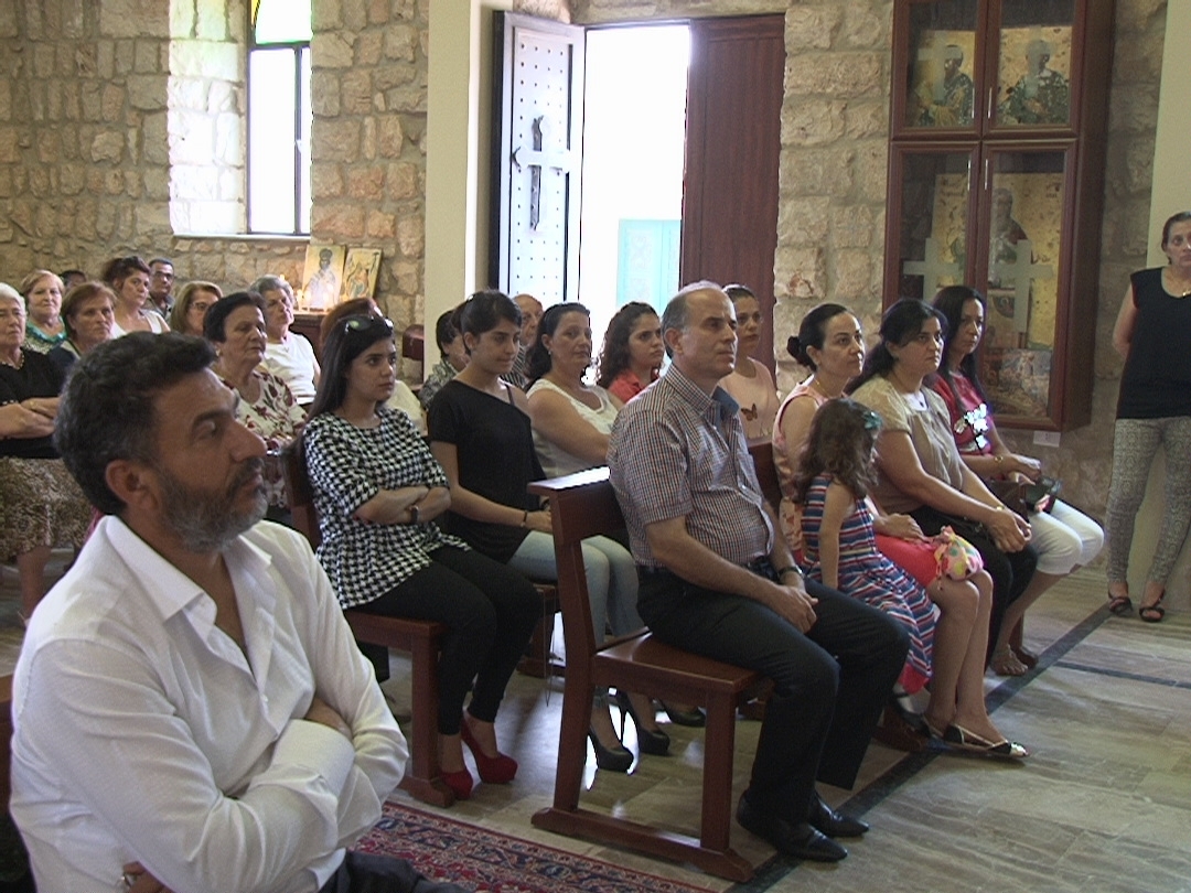 حشد من المؤمنين من ق ... في كنيسة مار الياس الخيام.JPG