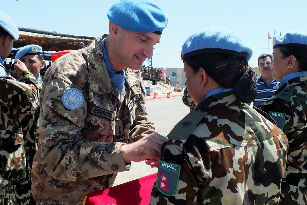 الجنرال بورتولانو يقلد ضابطة نيبالية وسام خدمة السلام