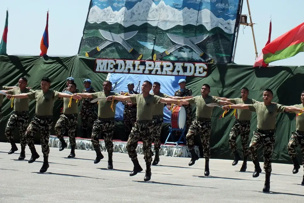 جنود نيباليون يقدمون رقصة المحارب بالخناجر