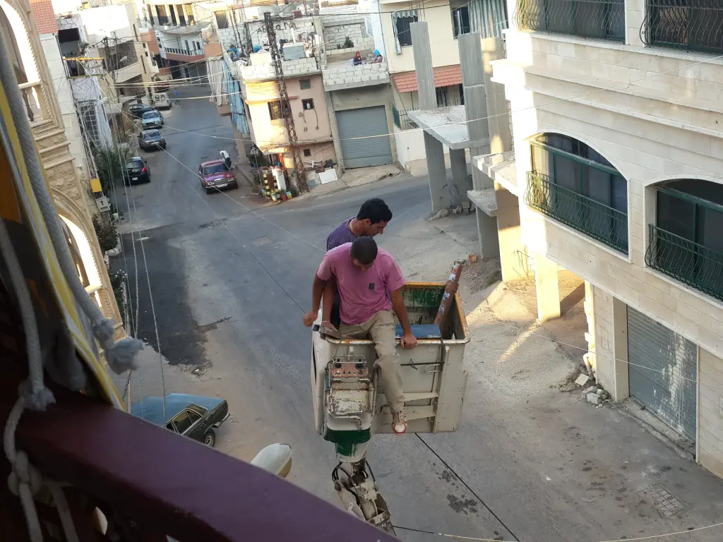 فرق الصيانة تقوم بواجباتها رغم المخاطر