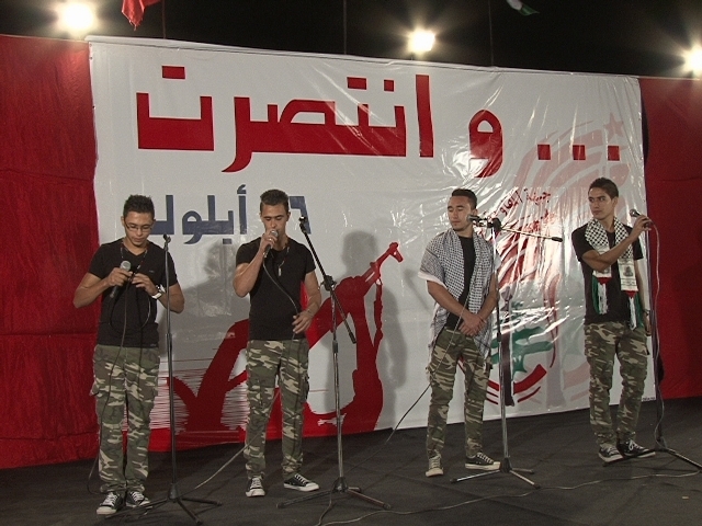 فرقة الاستقلال الفلسطينية تنشد اغاني ثورية