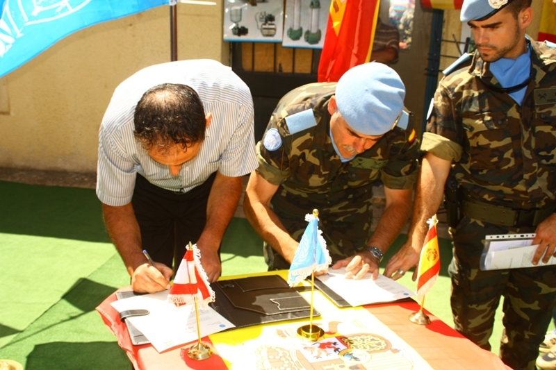 التوقيع على محضر استلام المضخة بين الجنرال شابا والحمرا