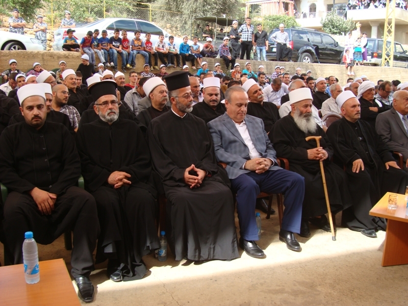 المشاركون في استقبال الوزير وهاب في باحة عين جرفا